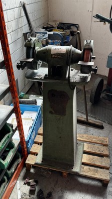 1 Doppelschleifbock Metabo auf Standfuß